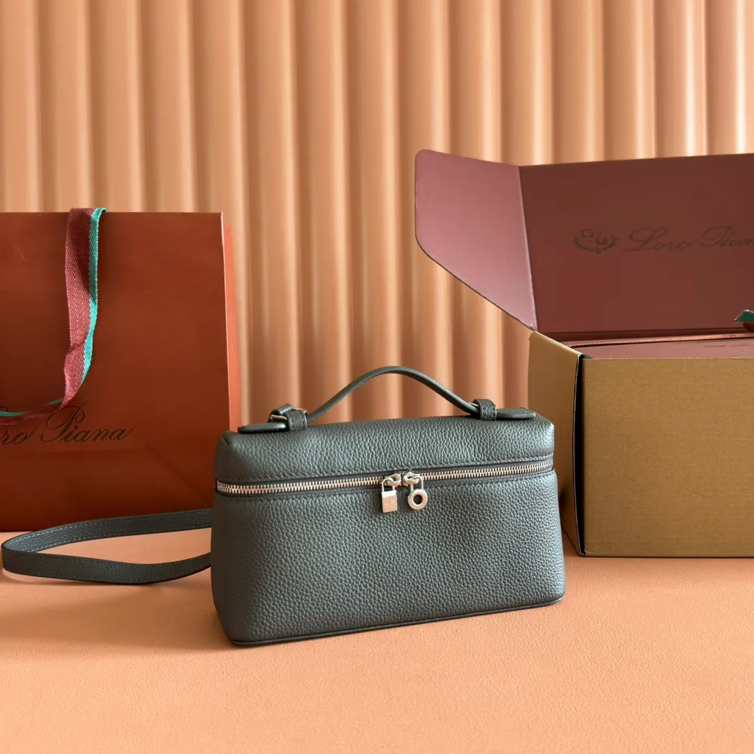 p1160💋💋💋【Original leather configuration counter complete set of packaging】 𝐋𝐨𝐫𝐨 𝐏𝐢𝐚𝐧@ Extra pocket L19 series handbag/crossbody bag, all steel, the most comfortable life is the undefined life, just like loro The material design of pian@ does not require complicated design styles. The simple and soft outline is elegant and durable, like an exquisite cosmetic case, which perfectly balances appearance and functionality. The leather is delicate and feels as soft as butter. The small bag has a large capacity. It is not only portable with a thin shoulder strap, but can also be worn cross-body. Sisters who have a special liking for minimalist style can buy it. It is simple and versatile. The simpler, the more different. Stars and Instagram celebrities are all planting it. There are two sizes of 19 cm and 27 cm. One is exquisite and casual, and the other is elegant and grand. Size: Small: length 19×width 7×height 12cm (